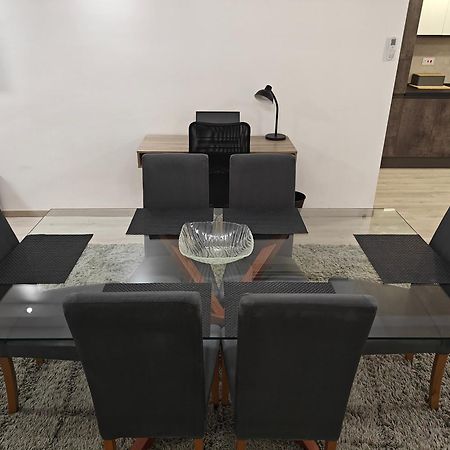 Modern Apartment With Large Outdoor Area - Sleeps 7, Close To Malta International Airport 卢加 外观 照片